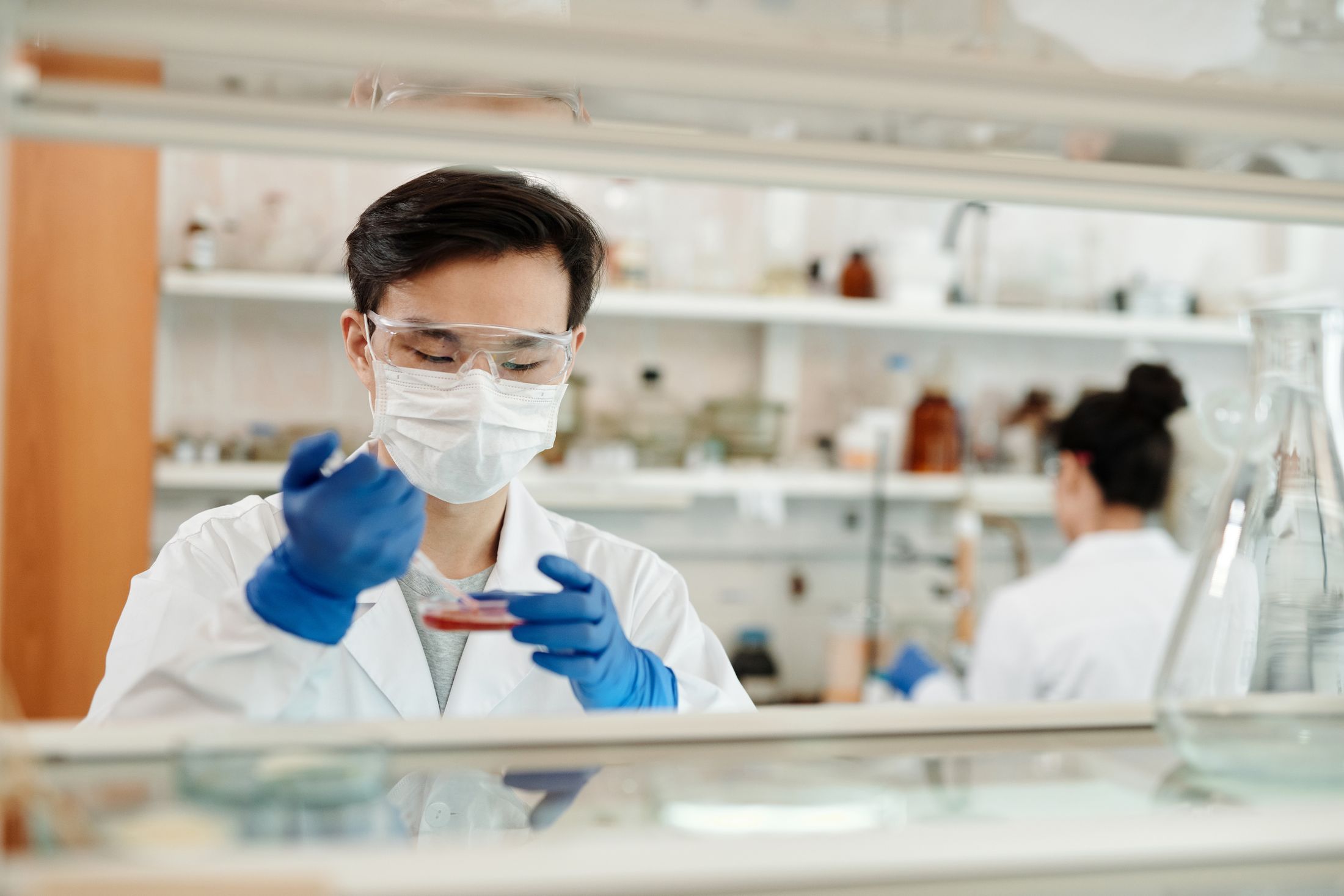 Technicien en blouse au contrôle qualité, en laboratoire